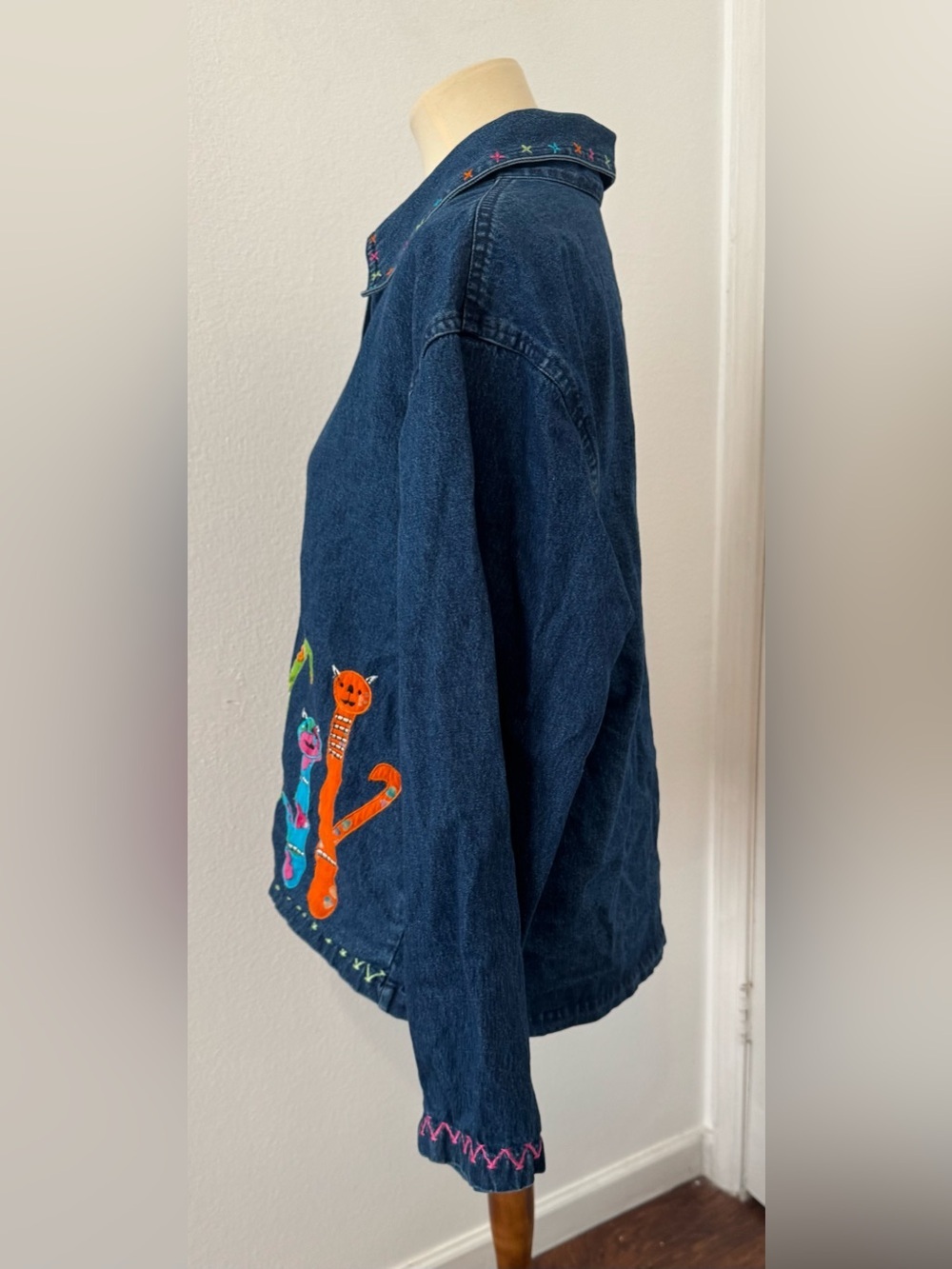 Life Style Denim Jacket Embroidered Whimsical Cat Artsy Kitschy Funky Large - Picture 2 of 8